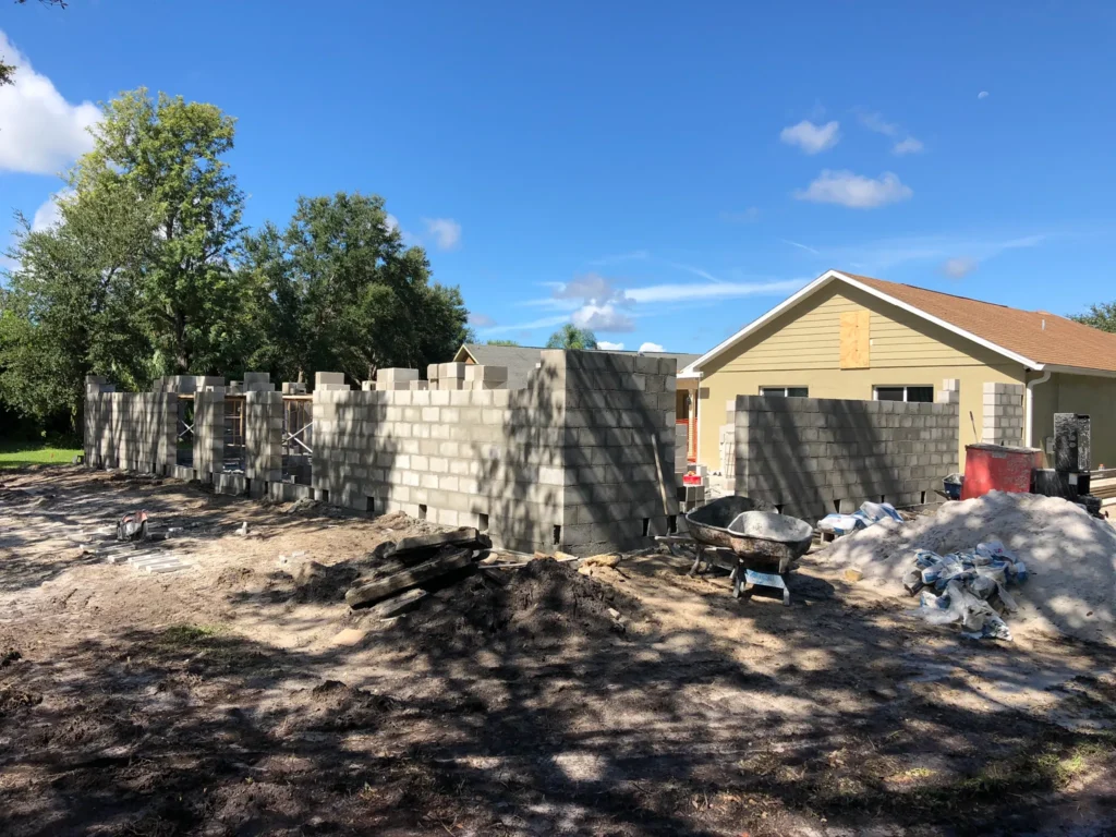 construction contractor erecting masonry home using CMUs